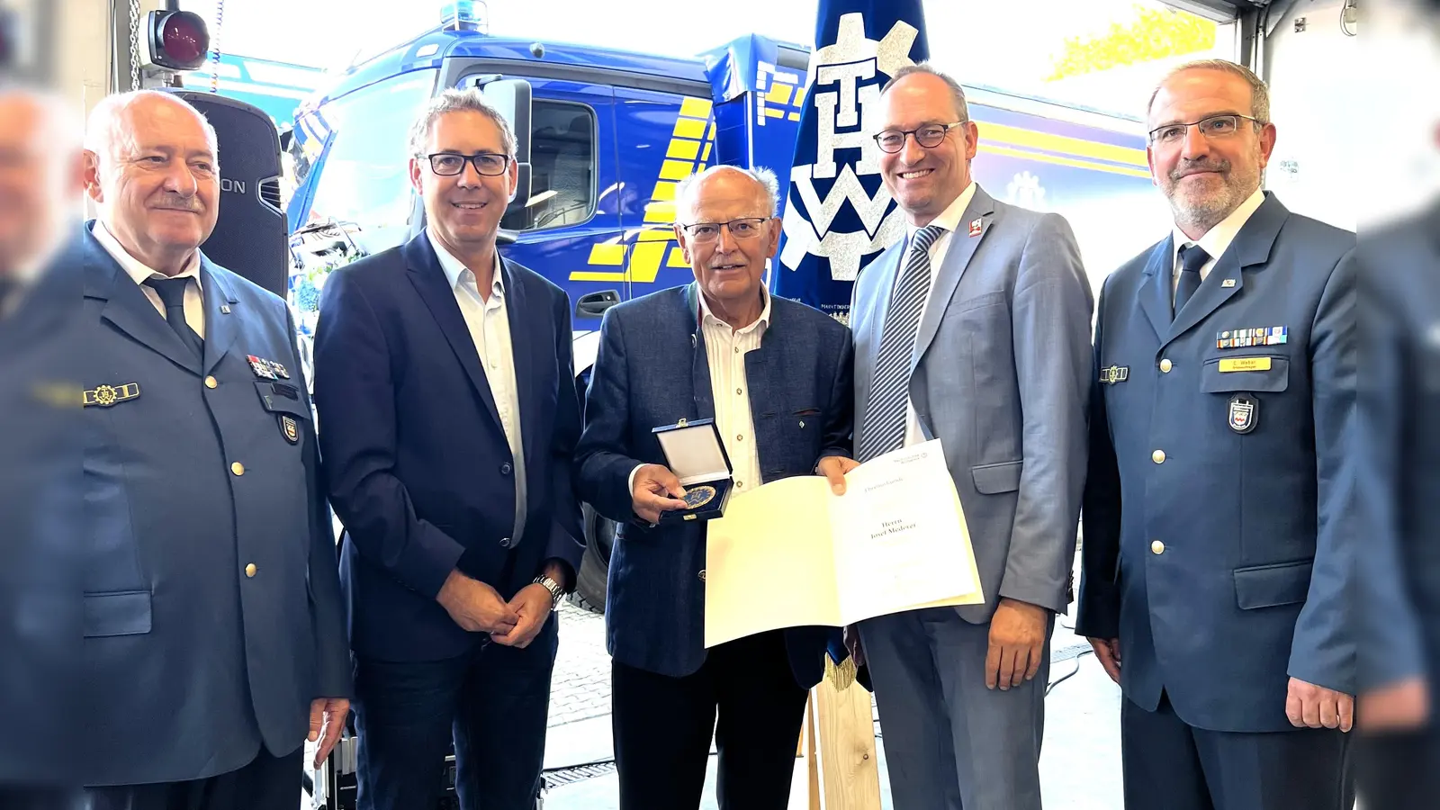 Bezirkstagspräsident Josef Mederer (Mitte) wurde mit der THW Ehrenplakette ausgezeichnet. (Foto: THW Dachau)