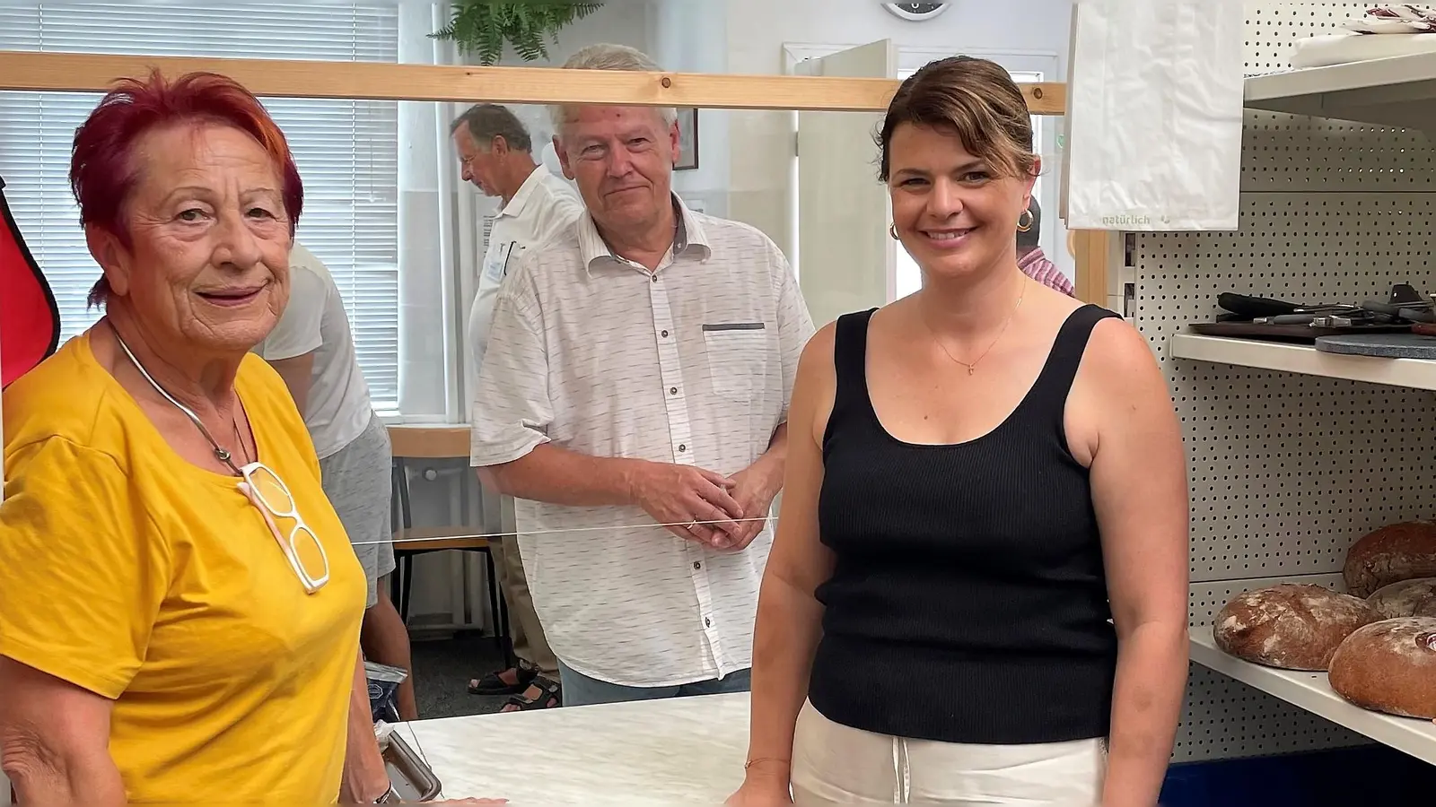 Arbeit bei der Tafel mmit (von li) Edda Drittenpreis, Albert Solleder und Katrin Staffler.<br><br> (Foto: CSU)