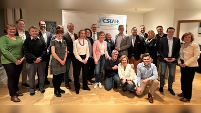 Der Gesamtvorstand der CSU Dachau mit Gästen, darunter Bernhard Seidenath und Stephanie Burgmaier. (Foto: CSU Dachau)