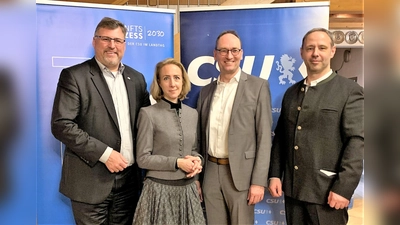 Die Nominierten (von li) Landrat Stefan Löwl, Stephanie Burgmaier, Bernhard Seidenath MdL und Christian Hartmann (von li). (Foto: CSU)