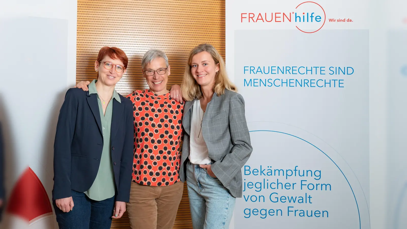 Freuen sich über die Anerkennung der Arbeit der Frauen*hilfe (von links): Claudia Heyne (Öffentlichkeitsarbeit / Fundraising), Lydia Dietrich (Geschäftsführerin) und Michaela Beißwanger (Leiterin Beratung). (Foto: Frauen*hilfe München gGmbH/ Fr. Telle-Martorelli)