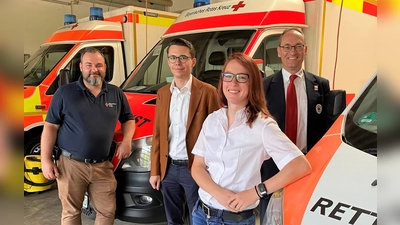 Martin Noß, Dennis Behrendt und Bernhard Seidenath mit Denise Stalph in Gröbenried (von li). (Foto: BRK Dachau)