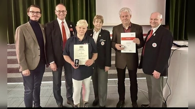 Der BRK-Kreisvorsitzende Bernhard Seidenath (2.von links), seine beiden Stellvertreter Jörg Westermair (rechts) und Angelika Gumowski (Mitte) sowie der BRK-Kreisgeschäftsführer Dennis Behrendt (links) gratulierten den beiden Geehrten Birgit Kiening-Geike und Albert Solleder herzlich. (Foto: BRK Dachau)