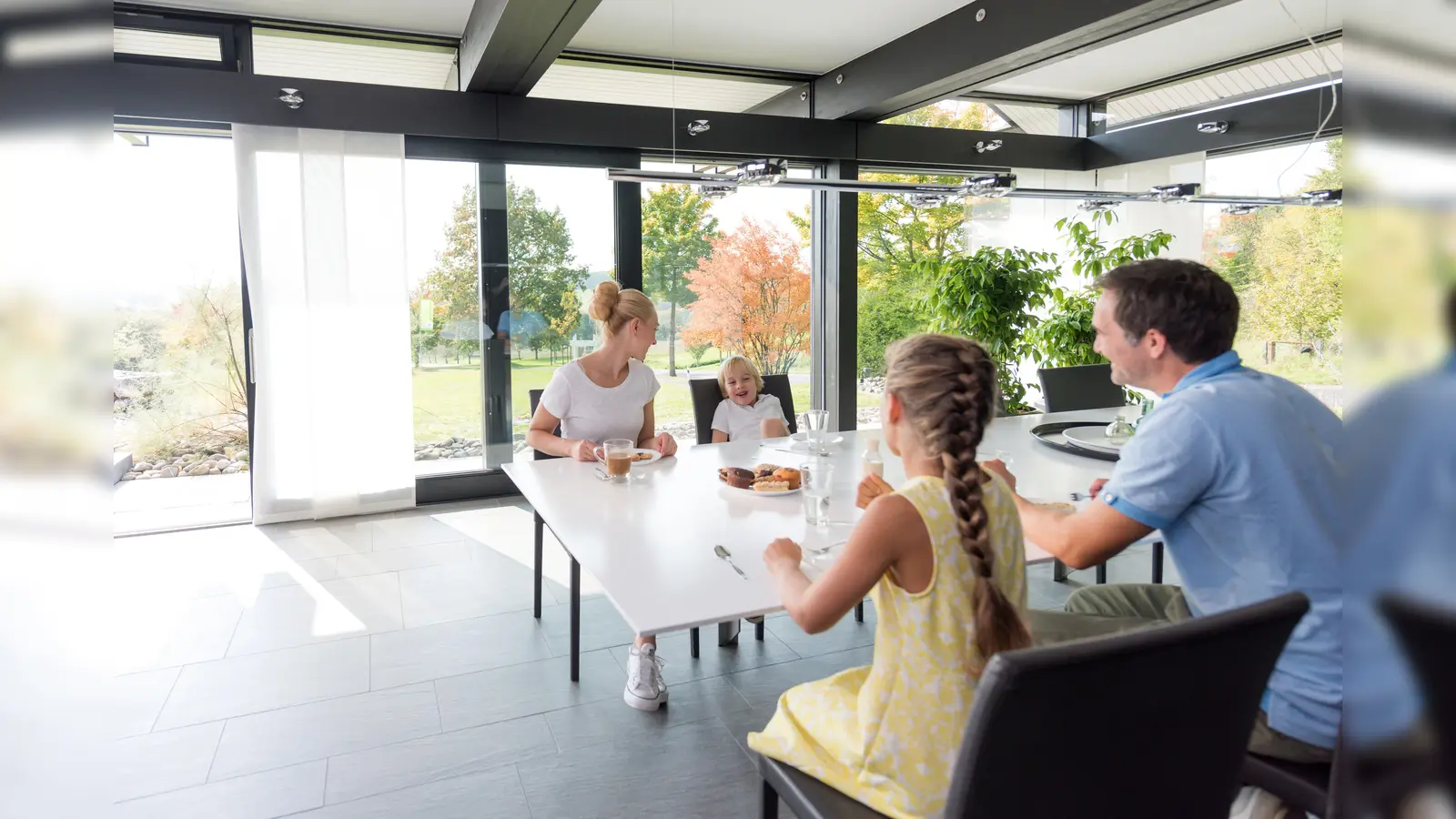 Ein entspanntes Raumklima bei jedem Wetter: Sonnenschutzgläser verhindern, dass das Zuhause bei hohen Außentemperaturen überhitzt. (Foto: djd/Uniglas /J. Specklin)