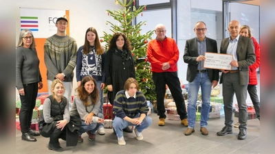 Scheckübergabe in der FOS Karlsfeld. (Foto: EP/FOS Karlsfeld)