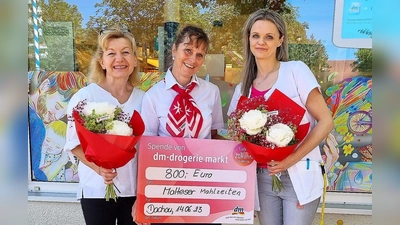 Scheckübergabe mit (von li) Stv. Leitung dm Mirijana Kaubl, Ulrike Theis (Malteser) und dm Marktleitung Lina Dimova. (Foto: Julia Krill)