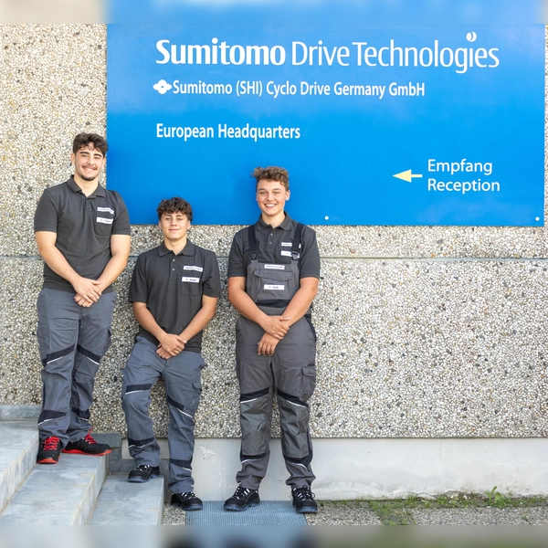 Nachwuchs-Power: Hazar Aziz Türkeri, Erik Wagner und Florian Gradl starten ihre Ausbildung zum Industriemechaniker bei Sumitomo Drive Technologies. (Foto: Sumitomo Drive Technologies)