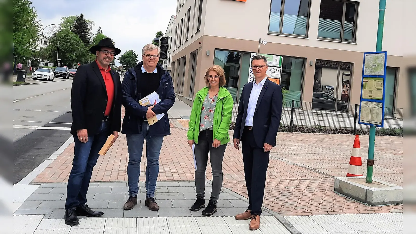  An der neuen barrierefreien Haltestelle (von li) Sozialreferent Florian Scherf, Planer Rainer Seidl, Bauamtsleitung Brigitte Froschmeier und Bürgermeister Wolfgang Hörl. (Foto: Schwabhausen)