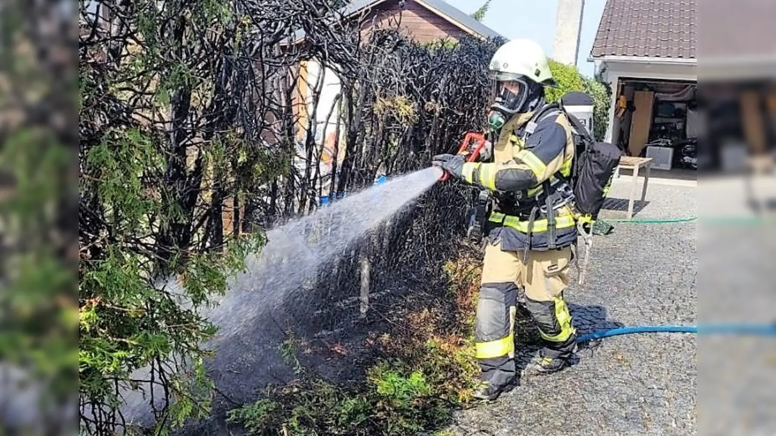 Die Karlsfelder Feuerwehr konnte den Heckenbrand löschen. (Foto: FF Karlsfeld)