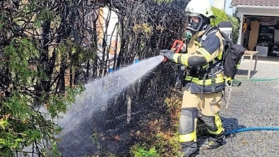 Die Karlsfelder Feuerwehr konnte den Heckenbrand löschen. (Foto: FF Karlsfeld)