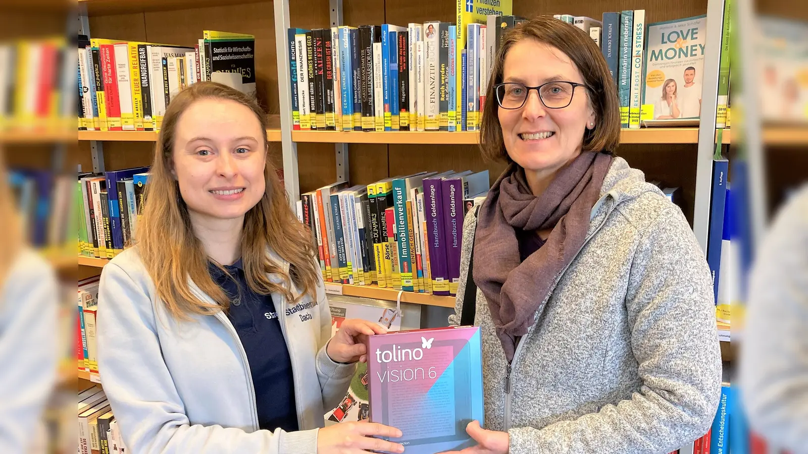 Daniela Holzer und Irmgard Joas (re): Digitale Lektüre mit neuem eBook-Reader. (Foto: Stadtbücherei Dachau)