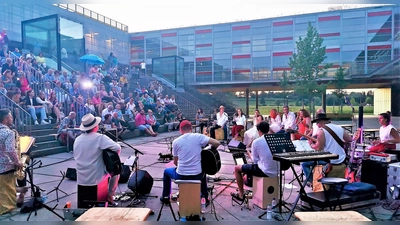 Das Sommerkonzert 2022 im Innenhof des Markt Indersdorfer Gymnasiums. (Foto: vhs Dachau)