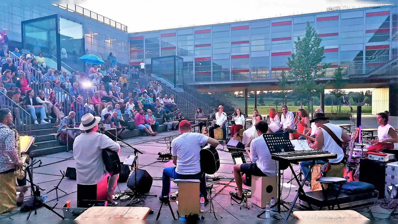 Das Sommerkonzert 2022 im Innenhof des Markt Indersdorfer Gymnasiums. (Foto: vhs Dachau)