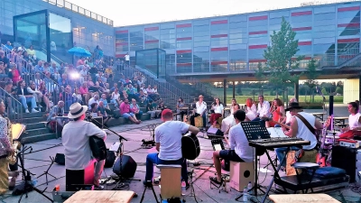 Das Sommerkonzert 2022 im Innenhof des Markt Indersdorfer Gymnasiums. (Foto: vhs Dachau)