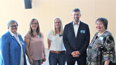 Freude über den gelungenen BEFOS Tag (von li) Anette Schalk (Schulleiterin Glonntal-Realschule), Marina Schmaus, Gabi Kavka, Sebastian Seidl vom verantwortlichen Organisationsteam und Cordula Weber (Rektorin Grund- und Mittelschule).  (Foto: JD)