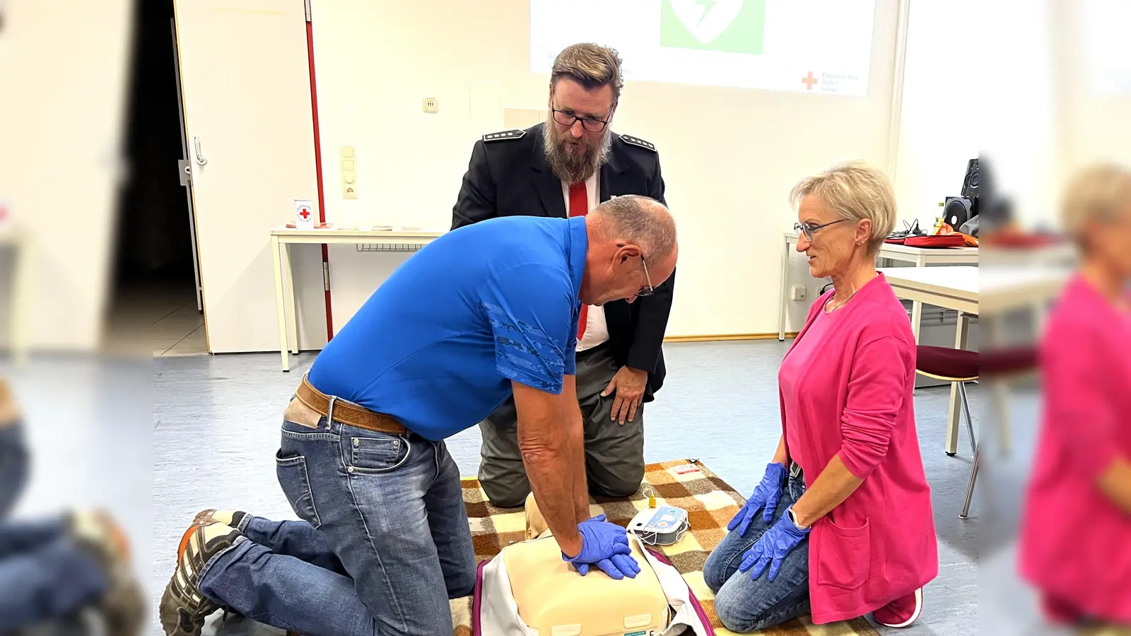 Björn Moldenhauer (Mitte) mit Hubert und Rita Trinkl beim Üben.  (Foto: BRK)