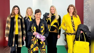 Maria Erlacher (Mitte) mit den Models bei der Modenschau. (Foto: FLAIR )
