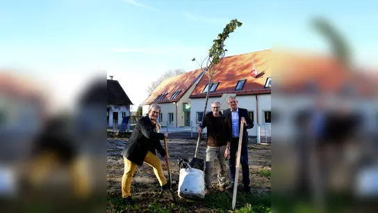 Karin Frank, Vorsitzende des Gartenbauvereins G-W-E, Werner Gruber, Vorsitzender des Kreisverbands Dachau und 1. Bürgermeister Christian Blatt (von li) bei der Bepflanzung. (Foto: Gemeinde Erdweg)