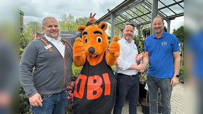 Gutschein-Übergabe mit (von li) stv. Marktleiter Markus Werner, Marktleiter Tobias Lück, ASV-Vorstand Andreas Wilhelm und dem OBI Biber. (Foto: OBI Dachau)