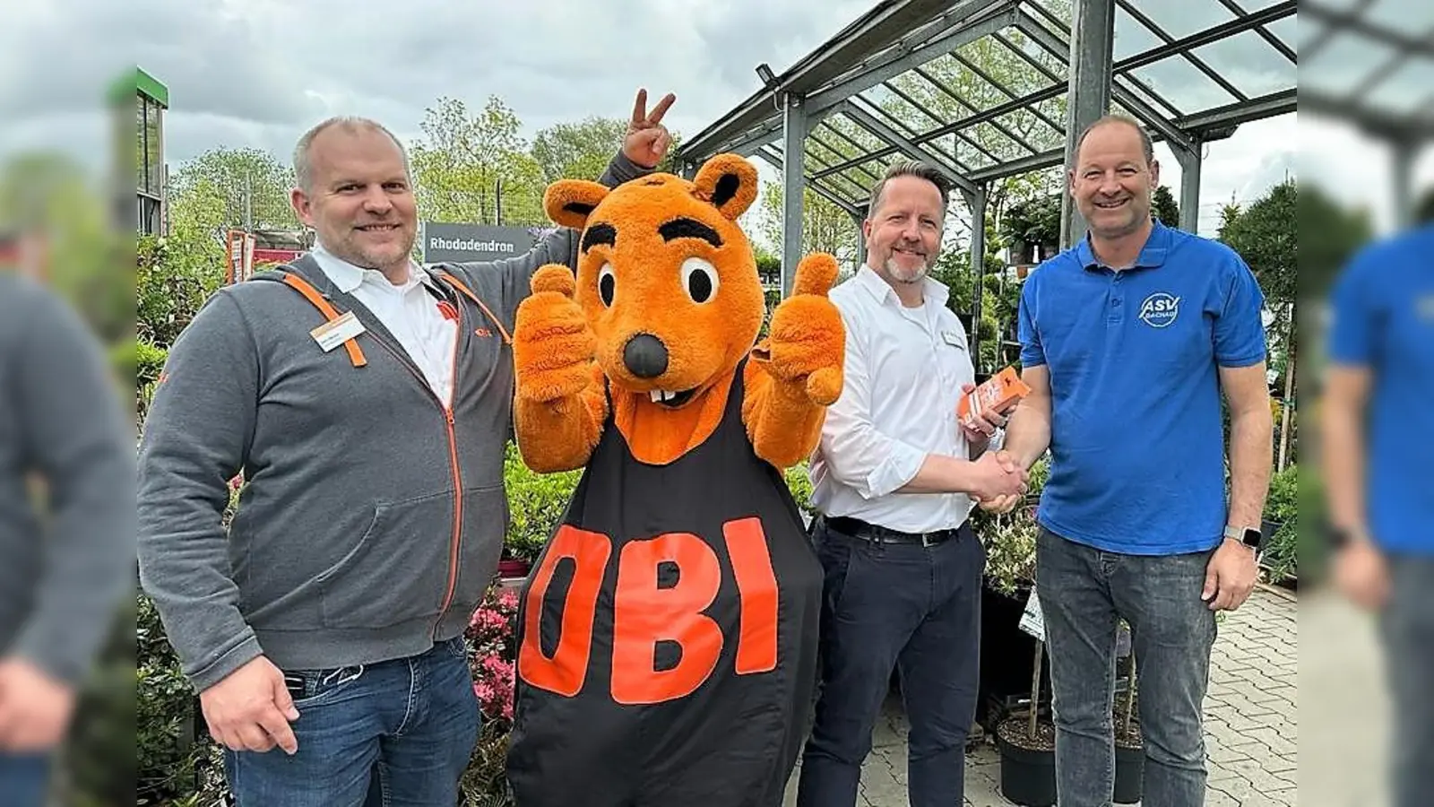 Gutschein-Übergabe mit (von li) stv. Marktleiter Markus Werner, Marktleiter Tobias Lück, ASV-Vorstand Andreas Wilhelm und dem OBI Biber. (Foto: OBI Dachau)
