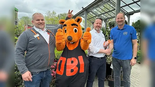 Gutschein-Übergabe mit (von li) stv. Marktleiter Markus Werner, Marktleiter Tobias Lück, ASV-Vorstand Andreas Wilhelm und dem OBI Biber. (Foto: OBI Dachau)