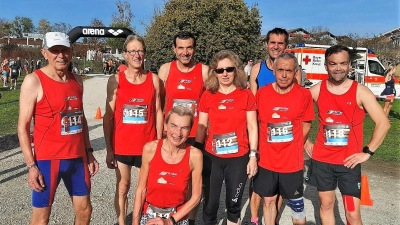 Die erfolgreichen Crossläufer (von li) Michael Rauch, Gerhard Seitz, Berta Schiller, Wolfgang Grau, Edith Wackerl, Jakob Furtmayr und Daniel Salchert. (In Blau Dirk Hohmann, Soli Dachau) (Foto: SG Indersdorf)