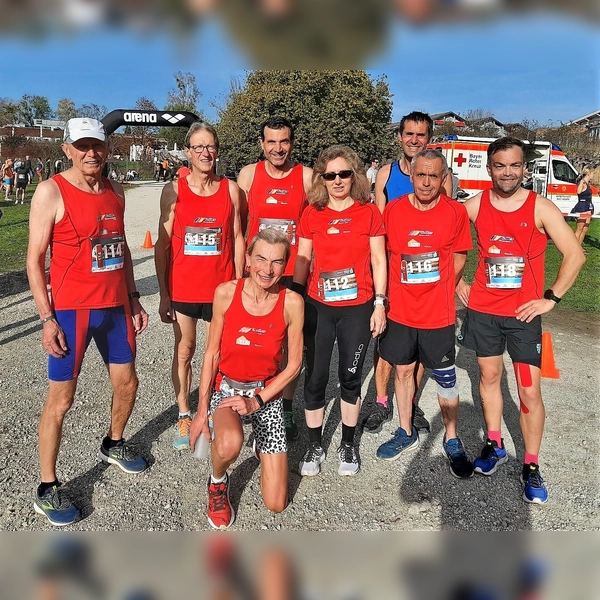 Die erfolgreichen Crossläufer (von li) Michael Rauch, Gerhard Seitz, Berta Schiller, Wolfgang Grau, Edith Wackerl, Jakob Furtmayr und Daniel Salchert. (In Blau Dirk Hohmann, Soli Dachau) (Foto: SG Indersdorf)