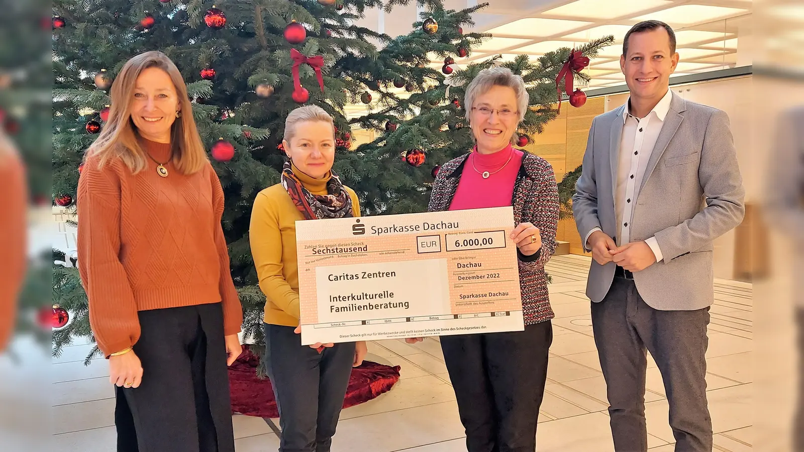 Spendenübergabe mit (von li) Sabrina Steinau, Florentina Ciolacu, Maria Beyer-Dick und Andreas Kratz. (Foto: Sparkasse Dachau)