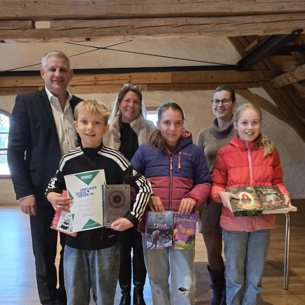 Erster Bürgermeister Christian Blatt, Büchereileiterin Marion Leitmeir und Schulleiterin Barbara Matzgeller mit Leonhard, Luisa und Annalena. (Foto: Gem)