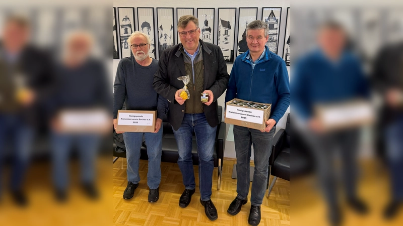 Walter Niedermaier und Erich Metz vom Imkereivereins Dachau überreichten Landrat Stefan Löwl (M.) eine Honigspende. (Foto: LRA Dachau, Stefen Varga)