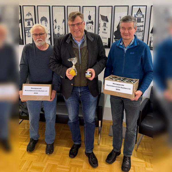 Walter Niedermaier und Erich Metz vom Imkereivereins Dachau überreichten Landrat Stefan Löwl (M.) eine Honigspende. (Foto: LRA Dachau, Stefen Varga)