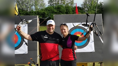 Kornelia Bauer und Peter Zeller, von den 1.Dachauer Bogenschützen liefern souveräne Leistungen beim 30. Maiturnier in Ergolding ab. (Foto: TSV)