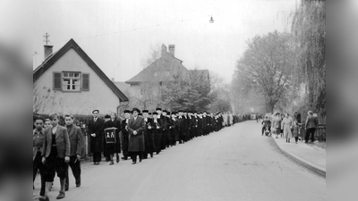 Festumzug vom Betsaal in der Frühlingsstraße zur Friedenskirche am 25. Oktober 1953. (Foto: Friedenskirche)