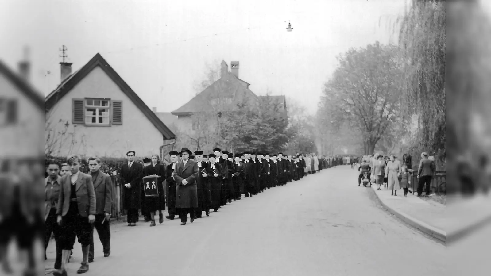 Festumzug vom Betsaal in der Frühlingsstraße zur Friedenskirche am 25. Oktober 1953. (Foto: Friedenskirche)