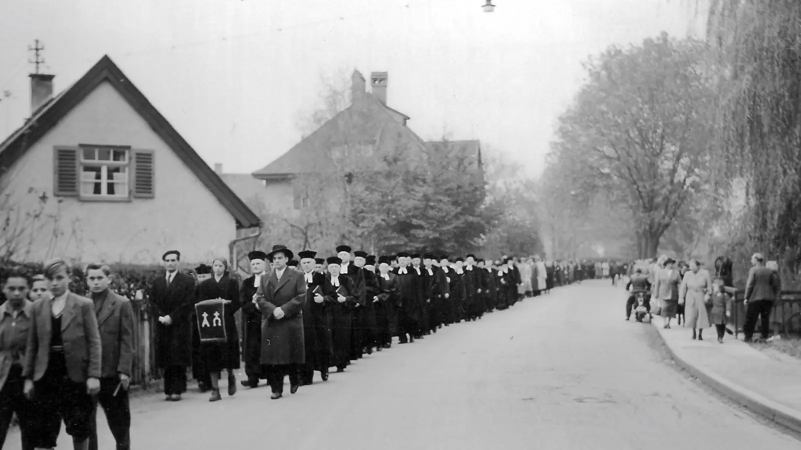 Festumzug vom Betsaal in der Frühlingsstraße zur Friedenskirche am 25. Oktober 1953. (Foto: Friedenskirche)