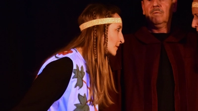 Spielen „Der Nibelungen Ring” (von links): Sarah Giebel, Jürgen Füser und Julia Rieblinger. (Foto: Ulrike Beckers/Hoftheater)