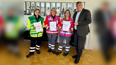 Die neuen Leitungskräfte für die Psychosoziale Notfallversorgung Barbara Niedermeier, Renate Kraus und Sabrina Karlstetter mit Landrat Stefan Löwl. (Foto: LRA Dachau, Silke Fendt)