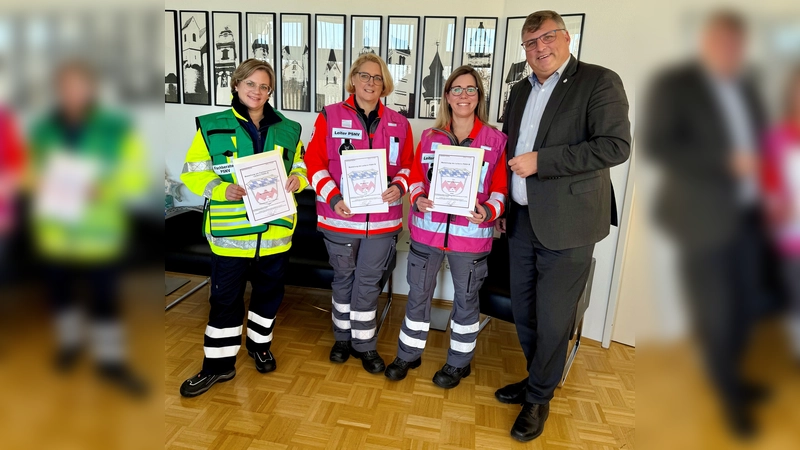 Die neuen Leitungskräfte für die Psychosoziale Notfallversorgung Barbara Niedermeier, Renate Kraus und Sabrina Karlstetter mit Landrat Stefan Löwl. (Foto: LRA Dachau, Silke Fendt)