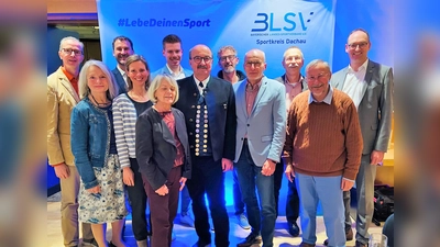 Die neue Vorstandschaft des BLSV Kreis Dachau, Günter Dietz (vorne 3. von re) wurde im Amt bestätigt. (Foto: BLSV Dachau)