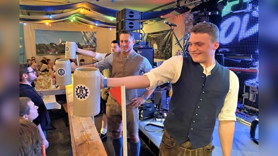 Standfestigkeit ist gefragt beim Maßkrugstemmen. (Foto: Sven Langer)