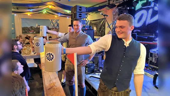 Standfestigkeit ist gefragt beim Maßkrugstemmen. (Foto: Sven Langer)