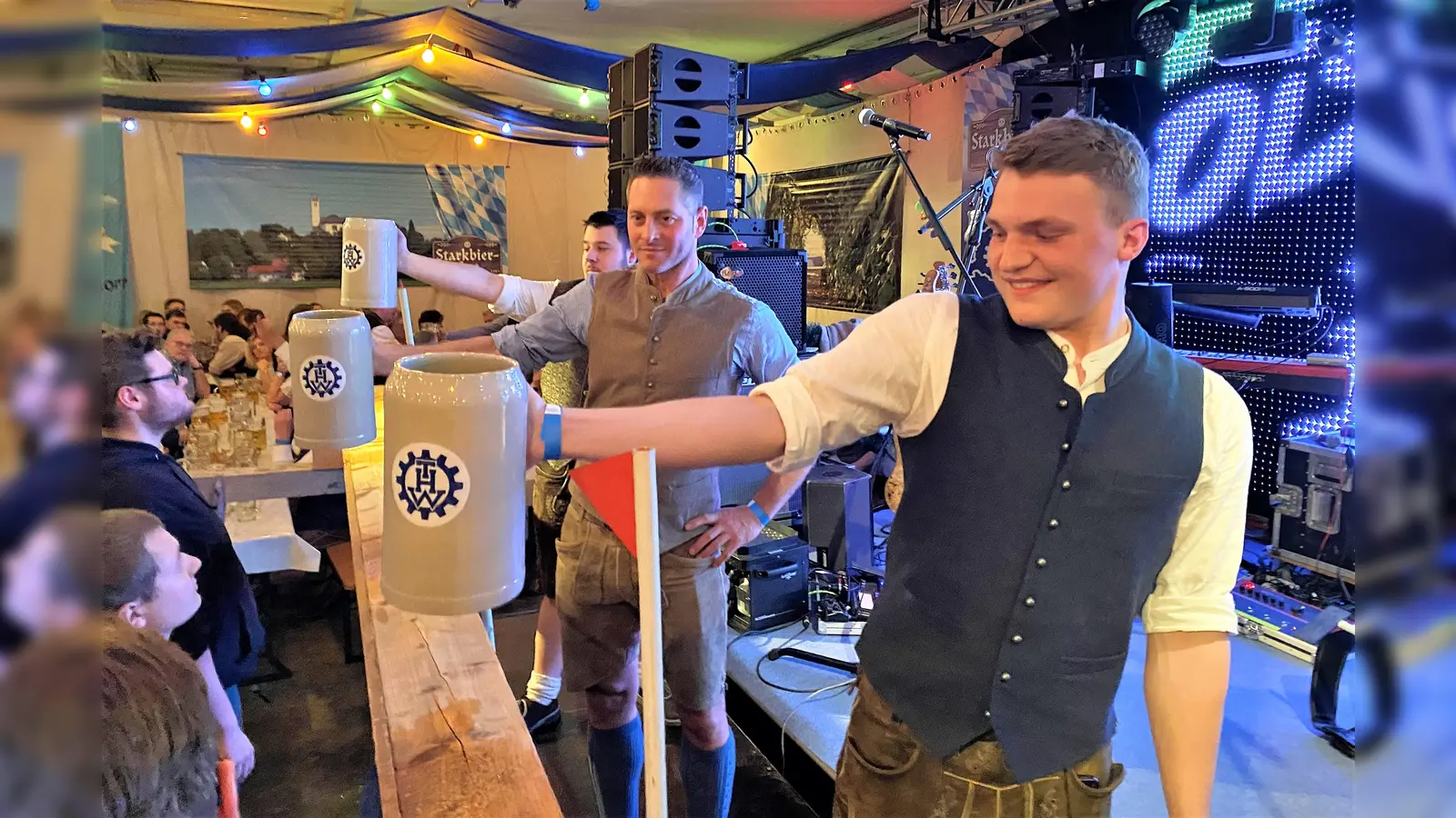 Standfestigkeit ist gefragt beim Maßkrugstemmen. (Foto: Sven Langer)