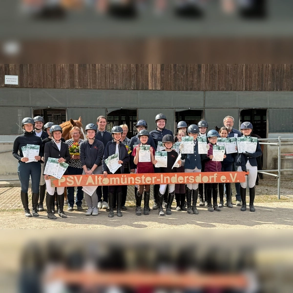 Reitabzeichen: Die erfolgreichen Prüflingen bekamen Urkunden und Nadeln überreicht. (Foto: PSV Altomünster-Indersdorf e.V.)