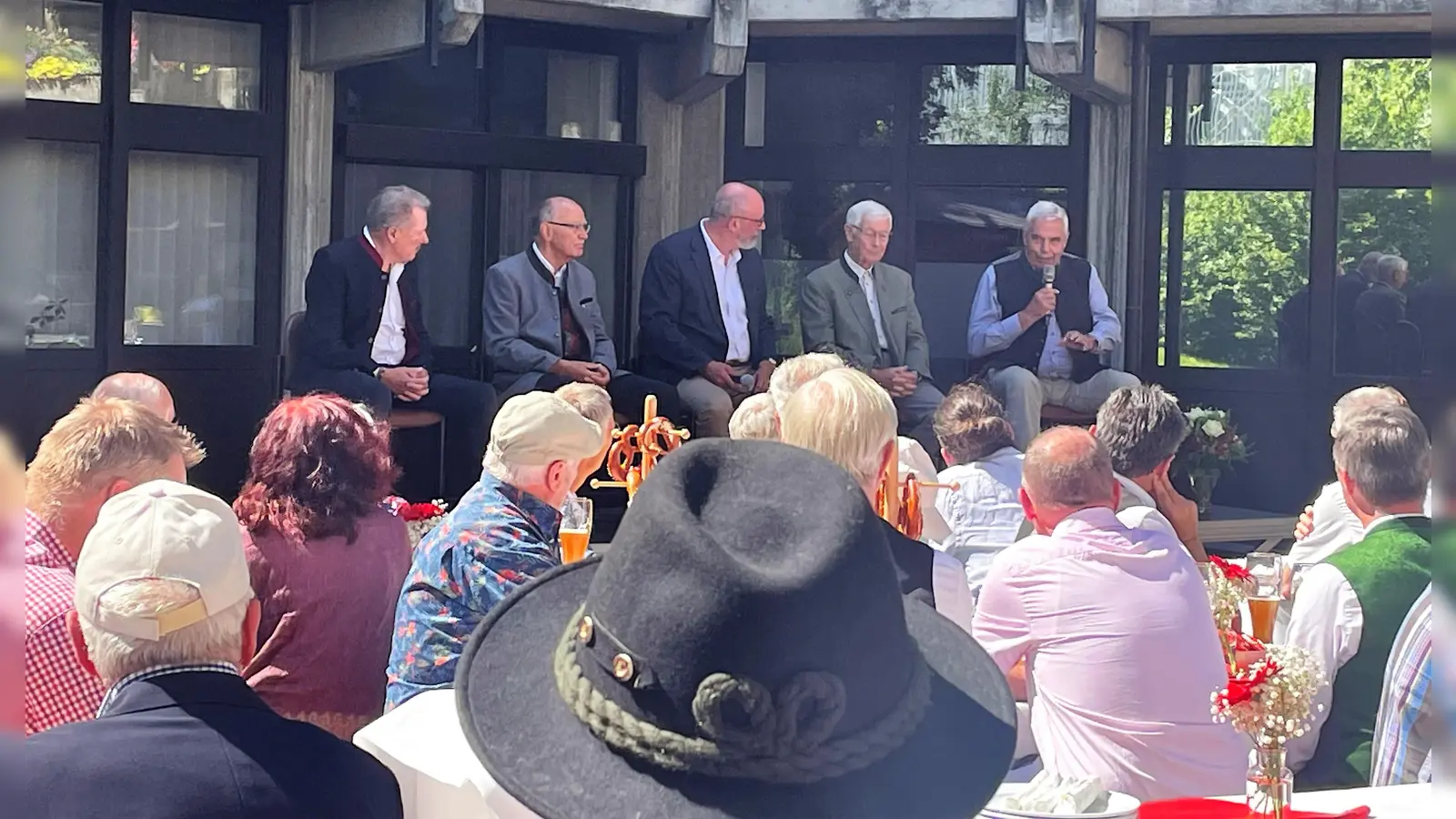 Zeitzeugen bei der Jubiläumsfeier zur Gebietsreform (von li) Heinz Eichinger, Josef Mederer, Dr. Norbert Göttler, Johann Zigldrum und Martin Winter.  (Foto: Landratsamt Dachau / Sina Török)