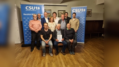 Neuer Ortsvorstand: Markus Arnold, Josef Spreng und Rüdiger Hartmann (sitzend v. l.) sowie Markus Richter, Florian Scherf, Bernhard Seidenath, Gitti Bendl, Josef Reischl, Dieter Blimmel, Franz Frahammer und Tobi Mollnar (stehend v. l.). (Foto: CSU Schwabhausen)