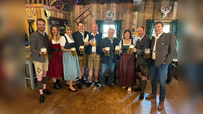 Was die Besucher dieses Jahr erwartet, präsentiertne die Siedlergemeinschaft Karlsfeld Nord und die Festwirtsfamilie Brandl im Rahmen der traditionellen Bierprobe. Von links: Daniel Wechselberger, Julia Baehr, Manuela Brandl, Anton Maier, Manfred Klein, Peter Brandl, Christa Berger-Stögbauer, Josef Wildgruber und Bürgermeister Stefan Kolbe.<br>Als Fotokredit bitte angeben:  (Foto: Agentur Weimer & Paulus)
