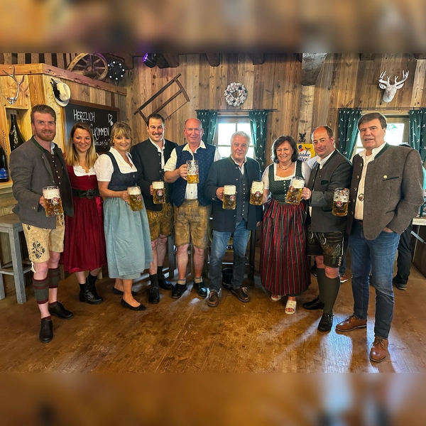 Was die Besucher dieses Jahr erwartet, präsentiertne die Siedlergemeinschaft Karlsfeld Nord und die Festwirtsfamilie Brandl im Rahmen der traditionellen Bierprobe. Von links: Daniel Wechselberger, Julia Baehr, Manuela Brandl, Anton Maier, Manfred Klein, Peter Brandl, Christa Berger-Stögbauer, Josef Wildgruber und Bürgermeister Stefan Kolbe.<br>Als Fotokredit bitte angeben:  (Foto: Agentur Weimer & Paulus)