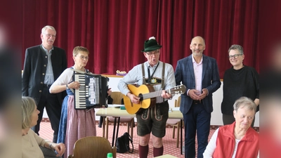 Gelungene Auftaktveranstaltung (von rechts nach links): Dr. Birgitta Unger-Richter (Kreisheimatpflegerin und Vorstandsmitglied des Fördervereins), Michael Wockenfuß (Vorsitzender des Fördervereins), Sigi und Gisela Bradl (Haberer Zwoagsang) sowie Burkhard Haneke (stellvertretender Vorsitzender des Fördervereins). (Foto: Förderverein Hofmarkkirche Schönbrunn)