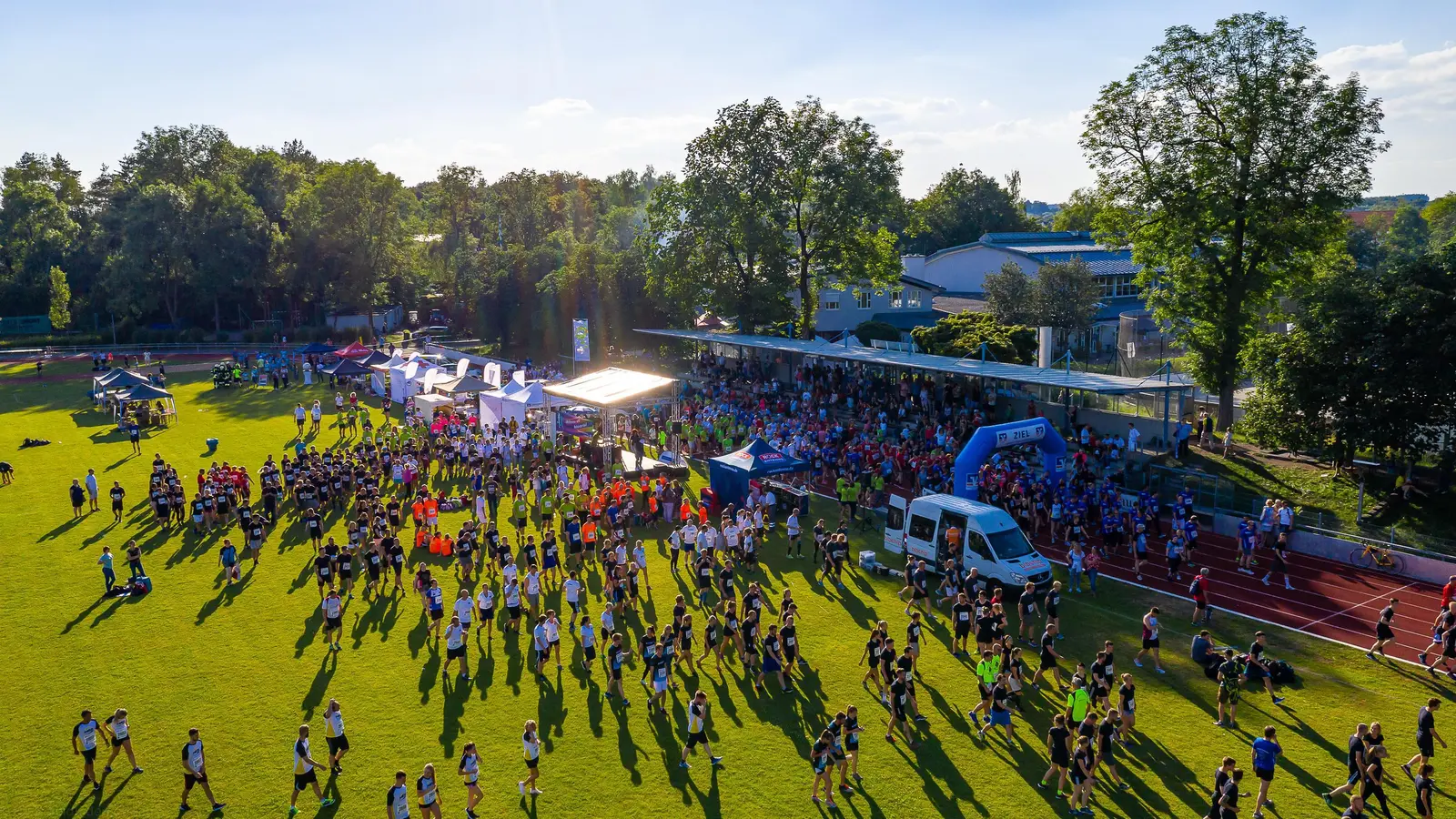 Rund 1.100 Mitarbeiterinnen und Mitarbeiter aus mehr als 100 Firmen und Behörden nahmen zuletzt 2019 am VR-Firmen- und Behördenlauf teil. (Foto: VR-Bank Dachau)