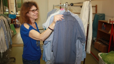 Professionelle Reinigung und Pflege - nicht nur für „Klassiker” wie Hemden: Maria Tsakiri betreibt die Wäscherei in der Hirschgartenallee seit 25 Jahren. (Foto: Jens Schwede)